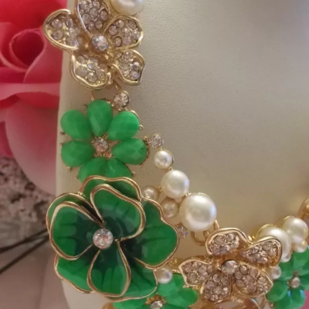 New green flowers necklace - Picture 6 of 8